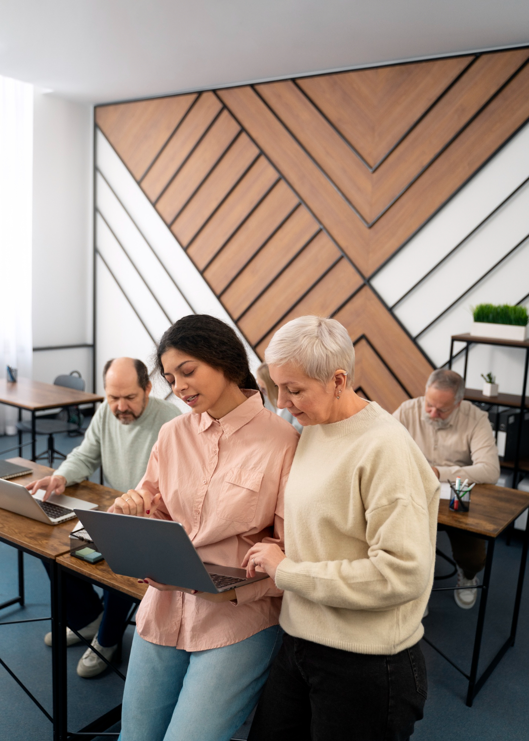 Empresarios apertando as maos