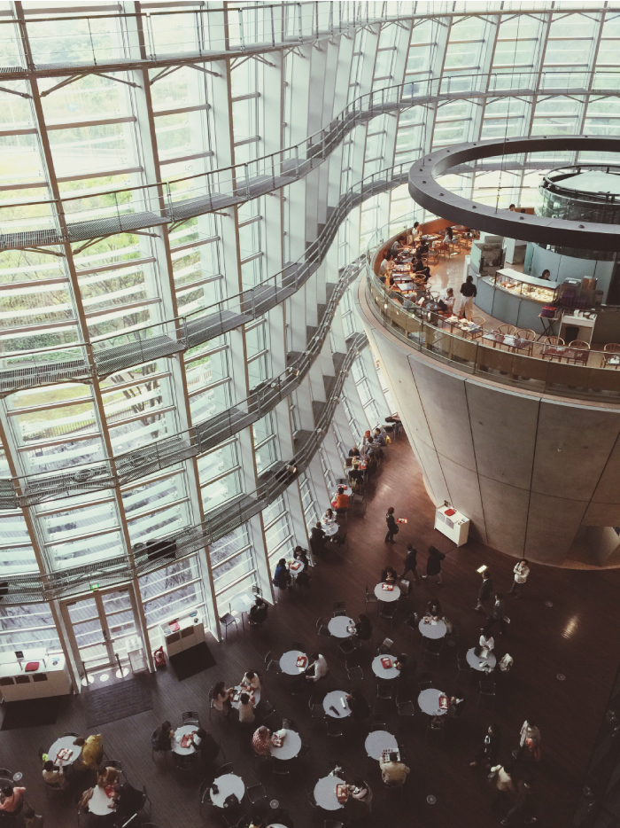Vista de alto angulo de pessoas no museu